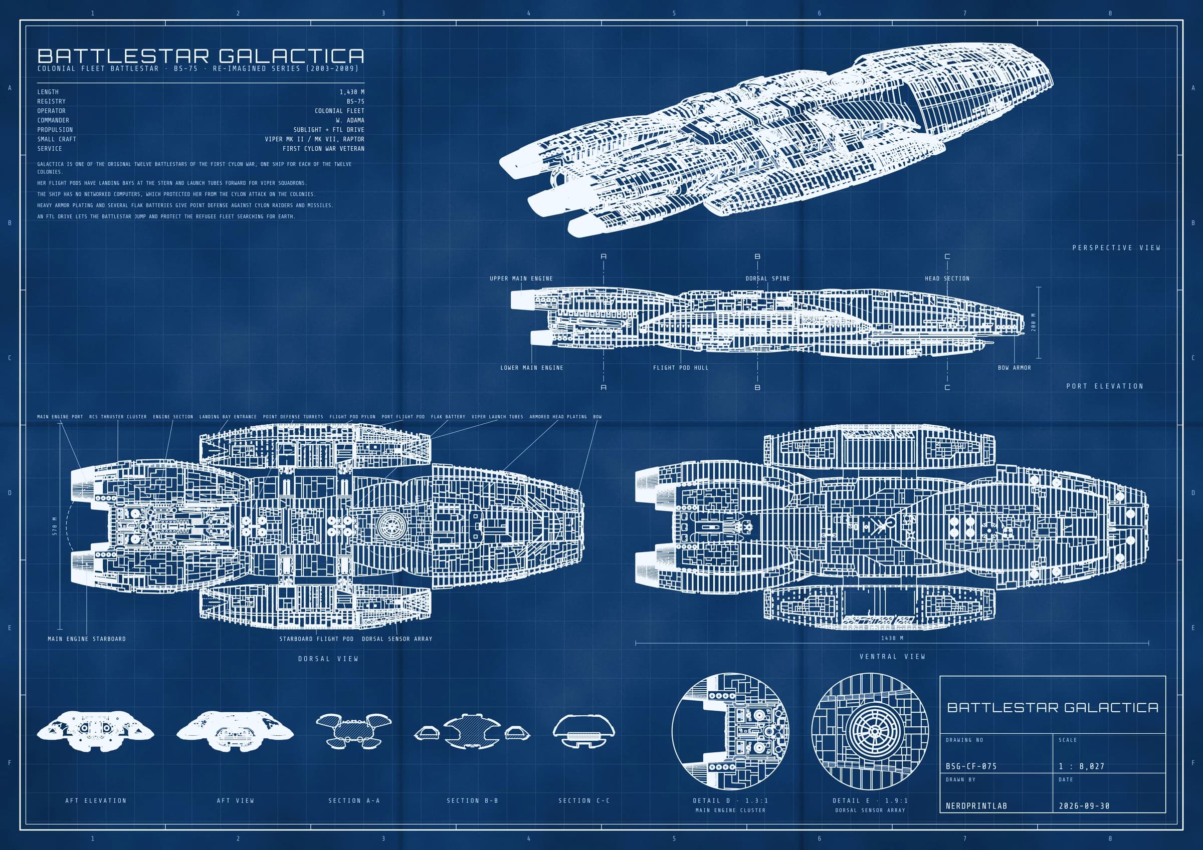 Bauplan Battlestar Galactica aus Battlestar Galactica: technische Zeichnung, weisse Linien auf Blau, mit Perspektive, Seitenansicht, Ober- und Unterseite, Heckansicht, drei Schnitte, zwei Details. Länge 1438 m, Massstab 1 : 8027.