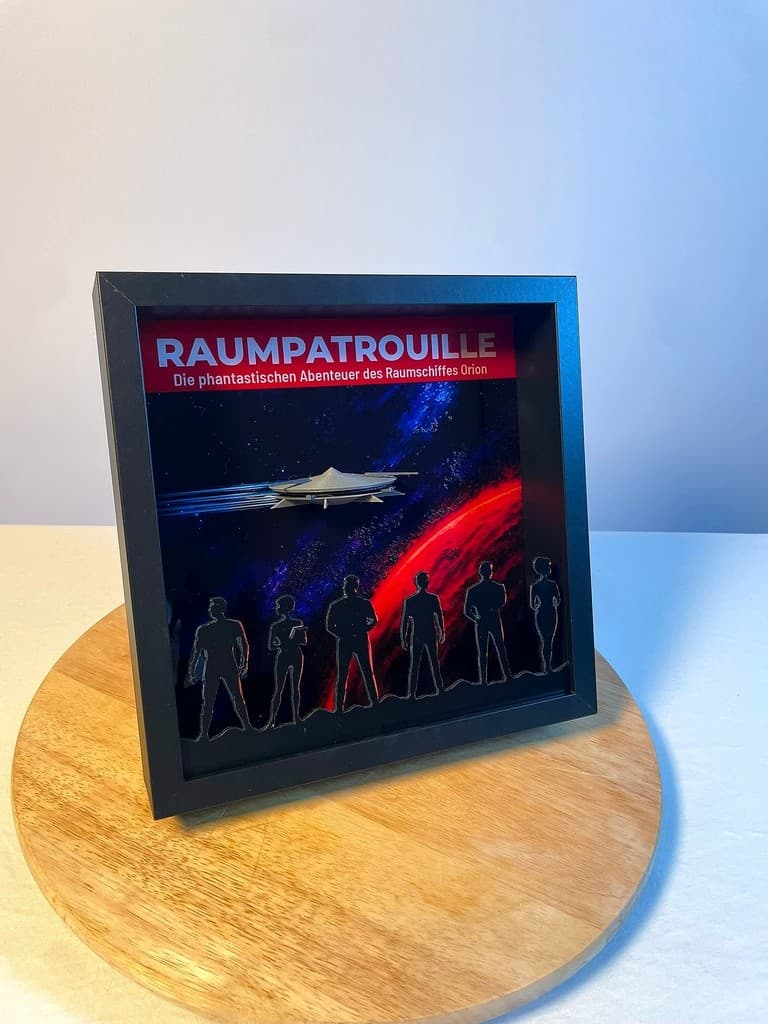 Raumpatrouille Orion Shadow Box 25×25 cm – Silhouetten & 3D-Modell