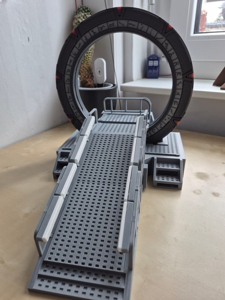 Stargate Command (SGC) mit schließender Iris – Großes